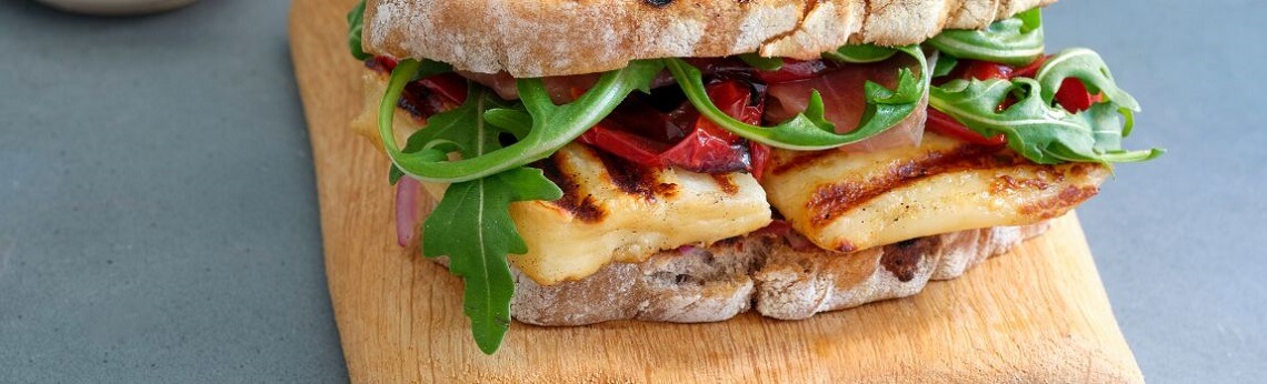 Kolorowe panini z grillowanymi warzywami i serem halloumi, które przygotujesz w opiekaczach i tosterach Breville to jeden ze zdrowych pomysłów na zdrowe śniadanie