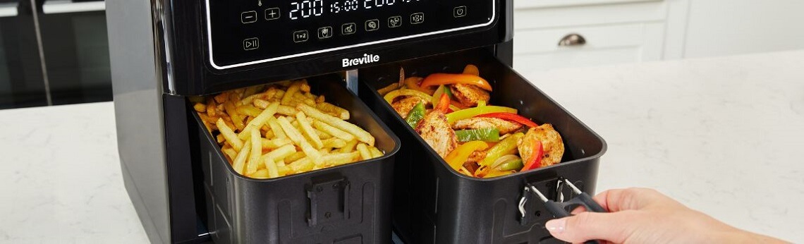 Frytkownica beztłuszczowa (air fryer) Breville VDF130X wykorzystując technologię gorącego powietrza pozwala na przygotowanie smażonych potraw bez użycia dużych ilości tłuszczu czym wyróżnia się na tle piekarnika, który działa na zasadzie konwekcji lub radiacji