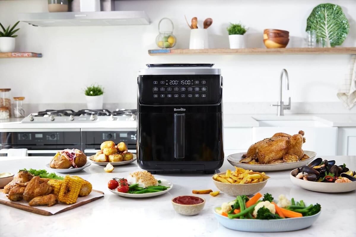 Frytkownica beztłuszczowa Airfryer Breville Halo Steam Digital VDF133X łączy gotowanie na parze i smażenie powietrzem dzięki technologii SteamFry, zapewniając chrupiące i soczyste potrawy. Oszczędza 50% energii, ma 6 programów i pojemny zbiornik na wodę (1,4 l) na 90 minut gotowania na parze. Intuicyjny panel LED, wysoka moc (1700 W) i łatwe czyszczenie sprawiają, że to idealne urządzenie do zdrowszego gotowania.